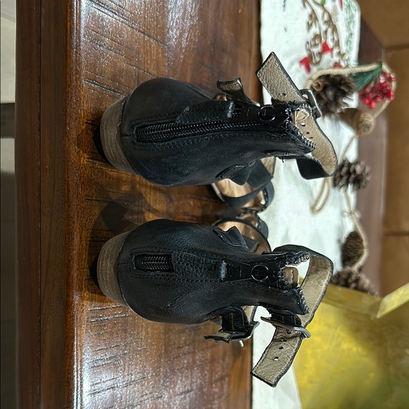 Miz Mooz Black Sandals - Picture 5 of 11